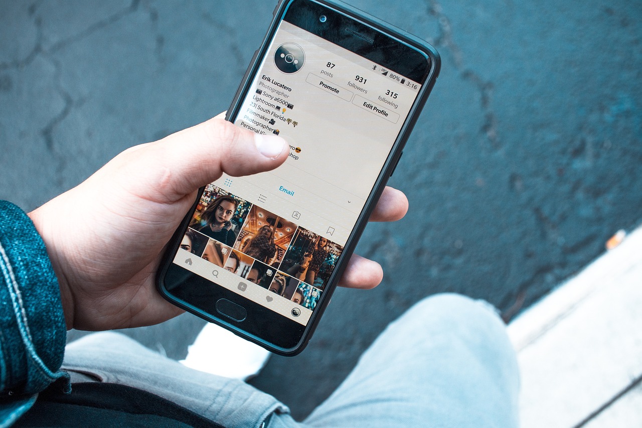 Chiến lược 'bão bài đăng' của nhà lãnh đạo AI: Bài học về ứng dụng AI trong công việc quảng bá